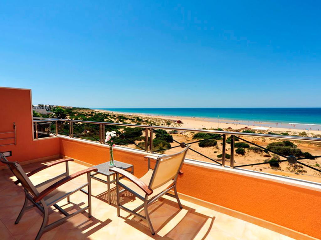 Hipotels Barrosa Palace & Spa Чиклана-де-ла-Фронтера Екстер'єр фото View of the beach from the hotel