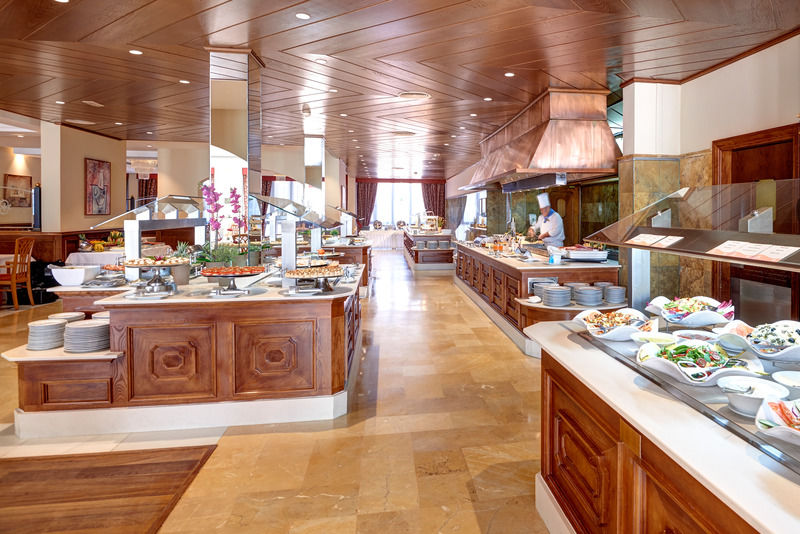 Hipotels Barrosa Palace & Spa Чиклана-де-ла-Фронтера Екстер'єр фото The buffet at the hotel